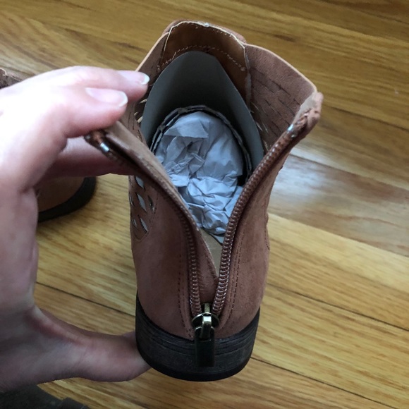 π€ Faux Suede Cutout Accent Ankle Boots π€ - Picture 6 of 14